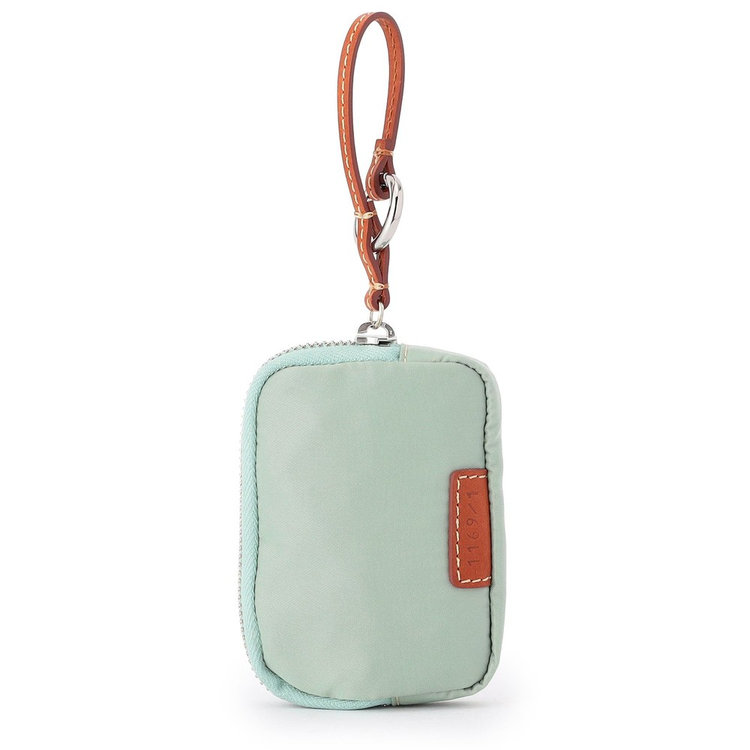 ストラップには丸型カラビナが付属。持ち手が太めのバッグやパンツのベルトループなどに取り付けやすい仕様です。