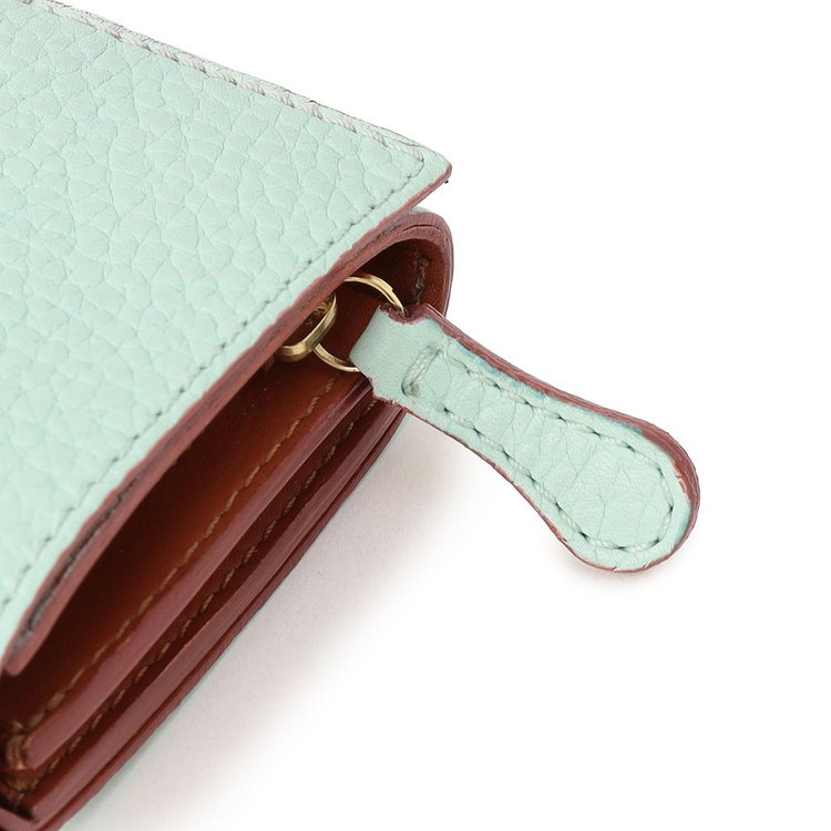 つまみやすいレザーの引き手。コバは切り目磨き仕上げです。