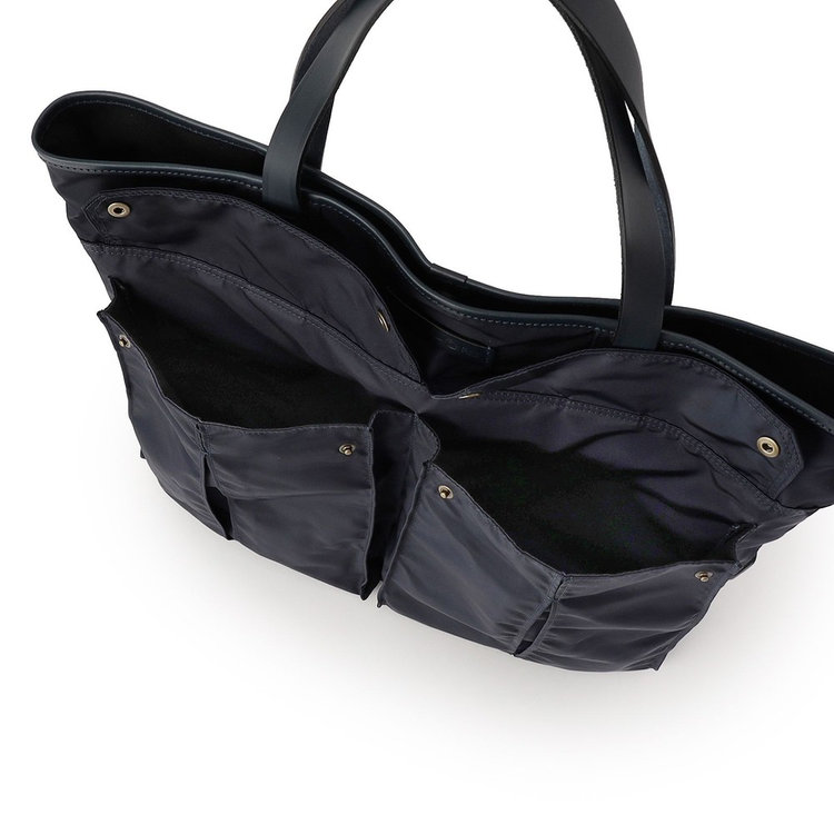 プリーツを取り入れた収納力の高いフロントポケット×2