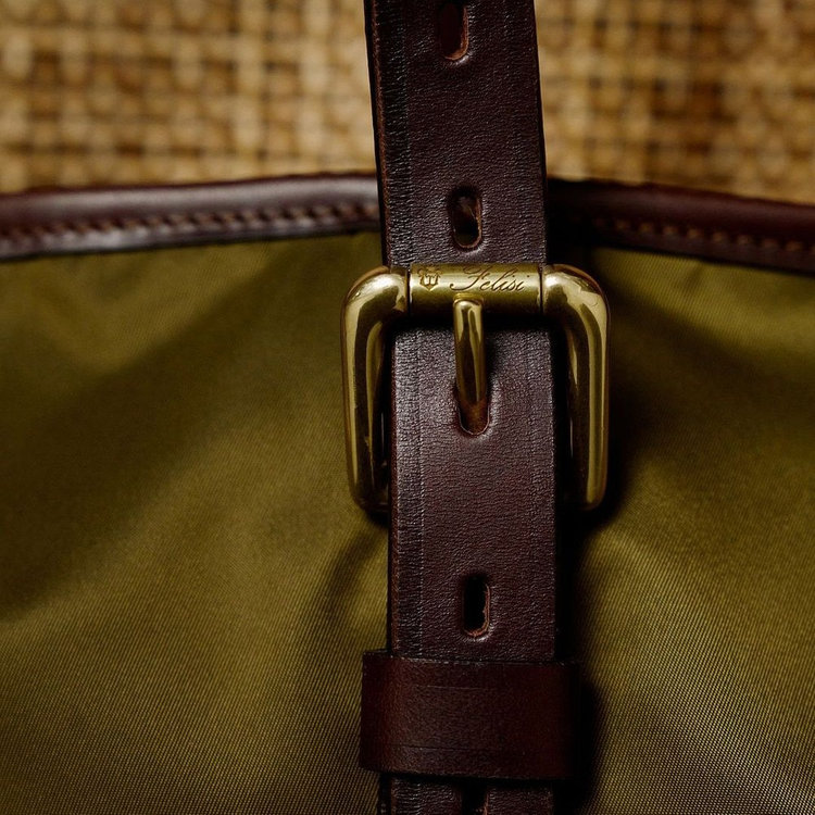 Felisiのオリジンとなるベルトのディテールをあしらった重厚感あるハンドル