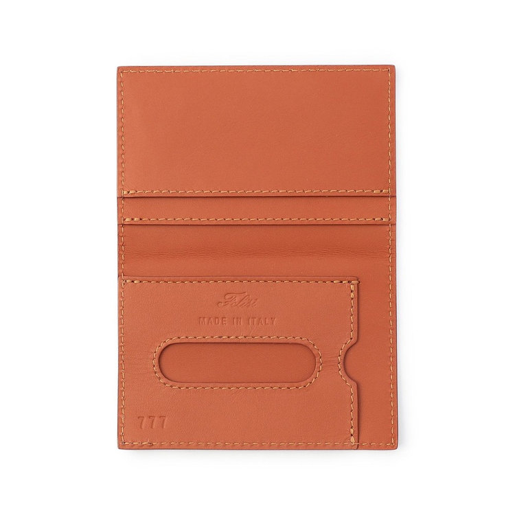 内側は本革で裏張り。見えない部分までも妥協がありません。