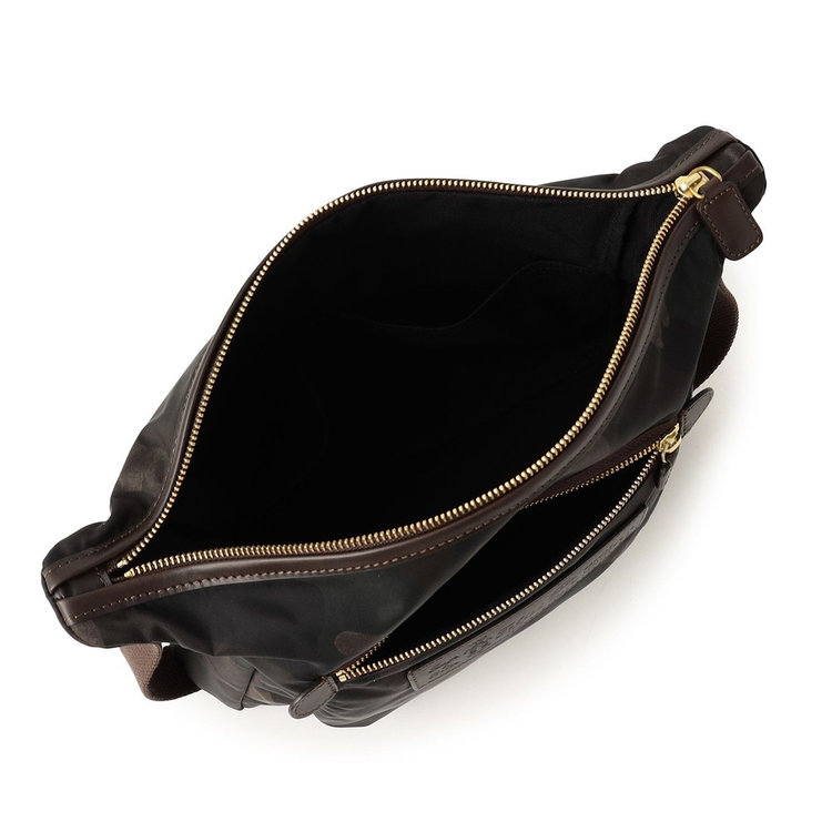 内側は傷の目立ちづらいブラックキャンバス生地を採用