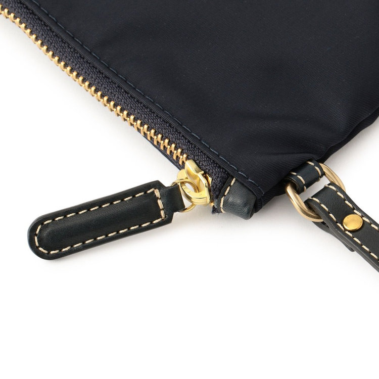 開閉しやすい大きめのジッププル