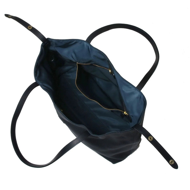 メイン室は開閉しやすいマグネットボタン式。また、シンプルで使いやすい1室タイプです。