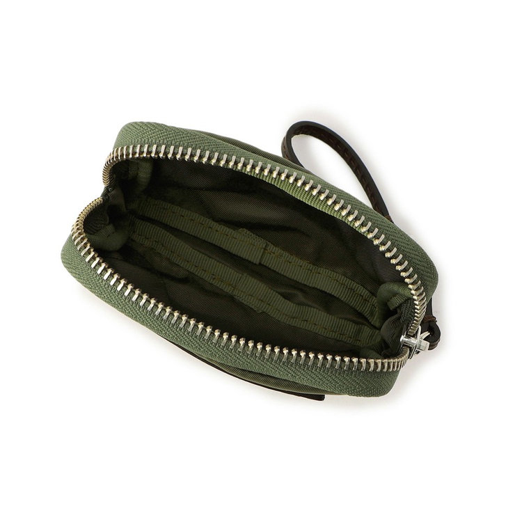 内装はシンプルな1室構造。ジップは面積を広めに取っており、大きく開閉しやすく視認性も良好