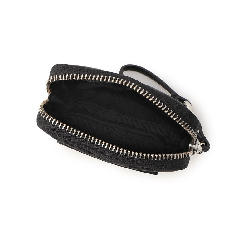 内装はシンプルな1室構造。ジップは面積を広めに取っており、大きく開閉しやすく視認性も良好