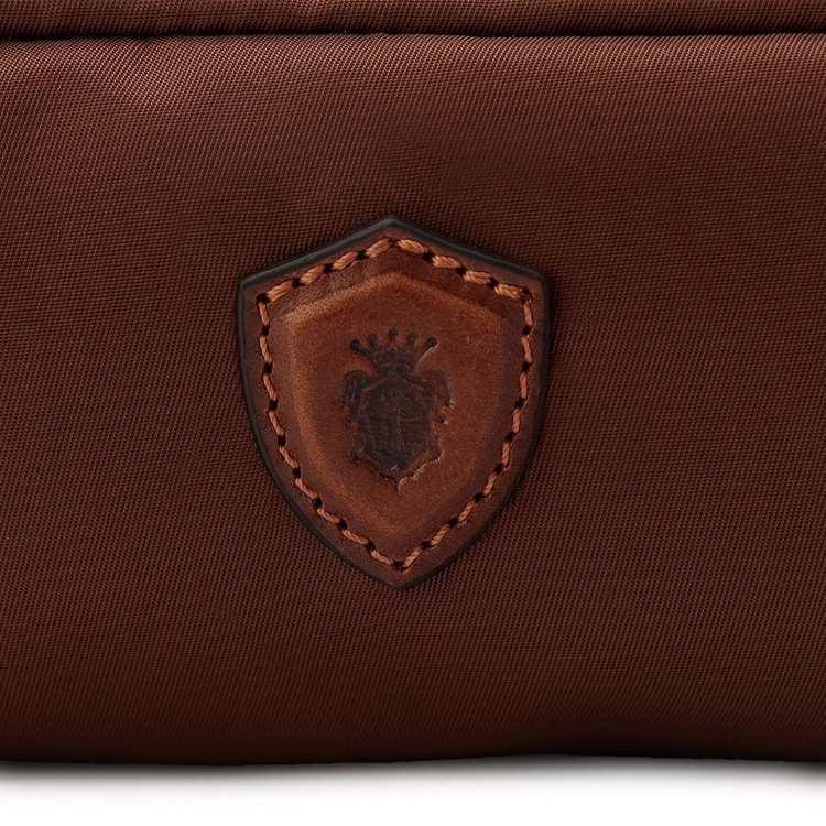 軽さと耐久性、上質さを実現するナイロン×レザーのコンビネーション