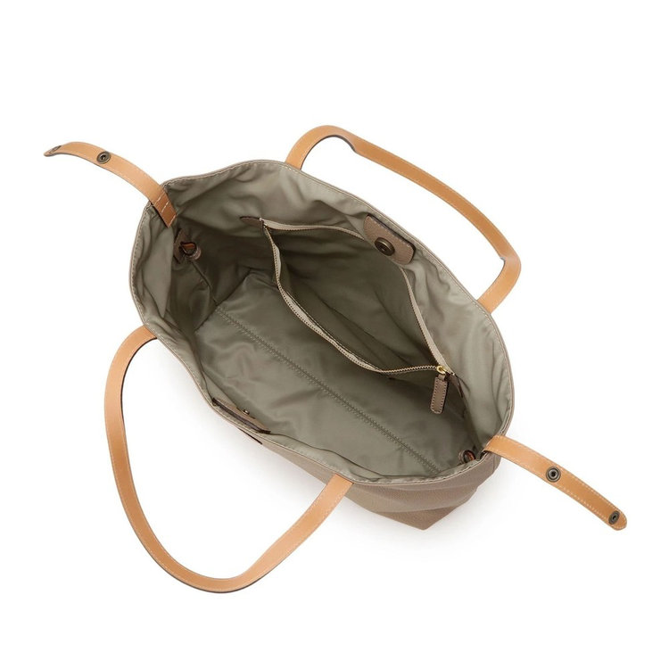 メイン室は開閉しやすいマグネットボタン式。また、シンプルで使いやすい1室タイプです。