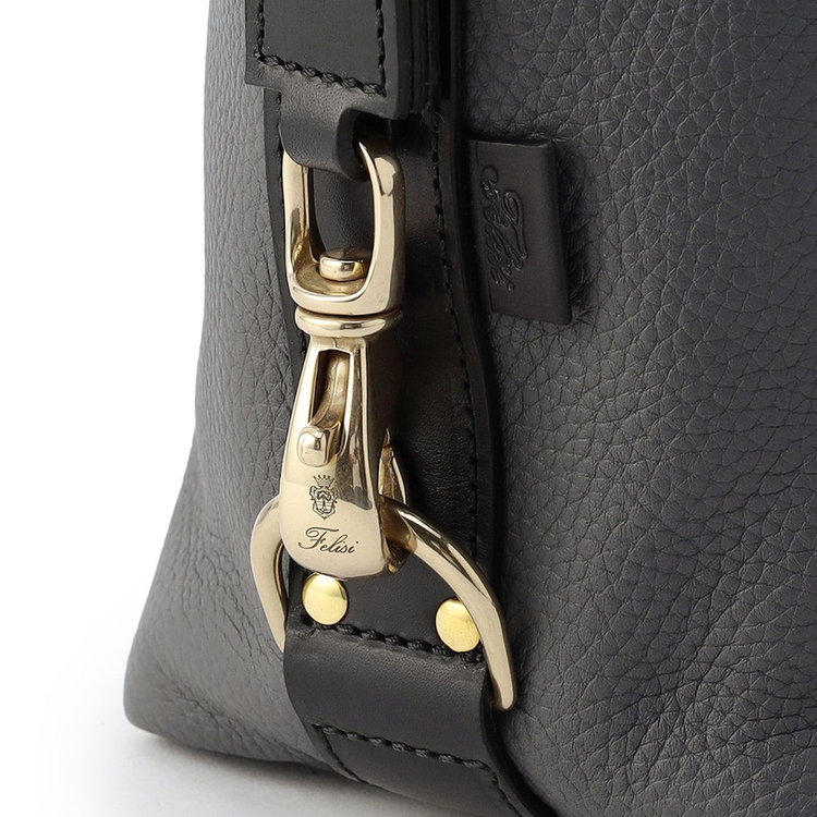 小さなレザータグを配し、デザインをよりミニマルに昇華。上質さでFelisiを物語るという匿名性をもたせています。