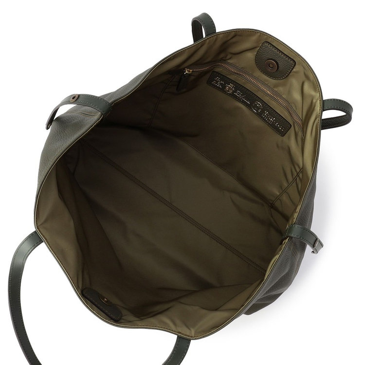 メイン室は開閉しやすいマグネットボタン式。また、シンプルで使いやすい1室タイプです。