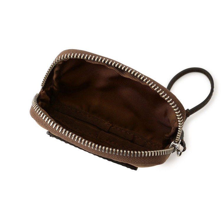 内装はシンプルな1室構造。ジップは面積を広めに取っており、大きく開閉しやすく視認性も良好