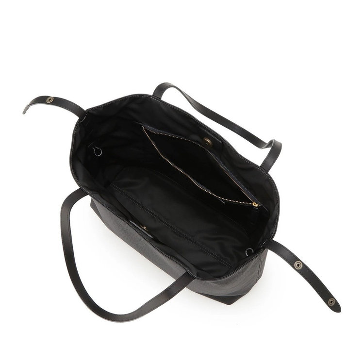 メイン室は開閉しやすいマグネットボタン式。また、シンプルで使いやすい1室タイプです。