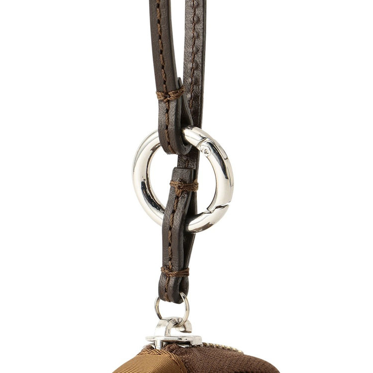 ストラップには丸型カラビナが付属。持ち手が太めのバッグやパンツのベルトループなどに取り付けやすい仕様です。