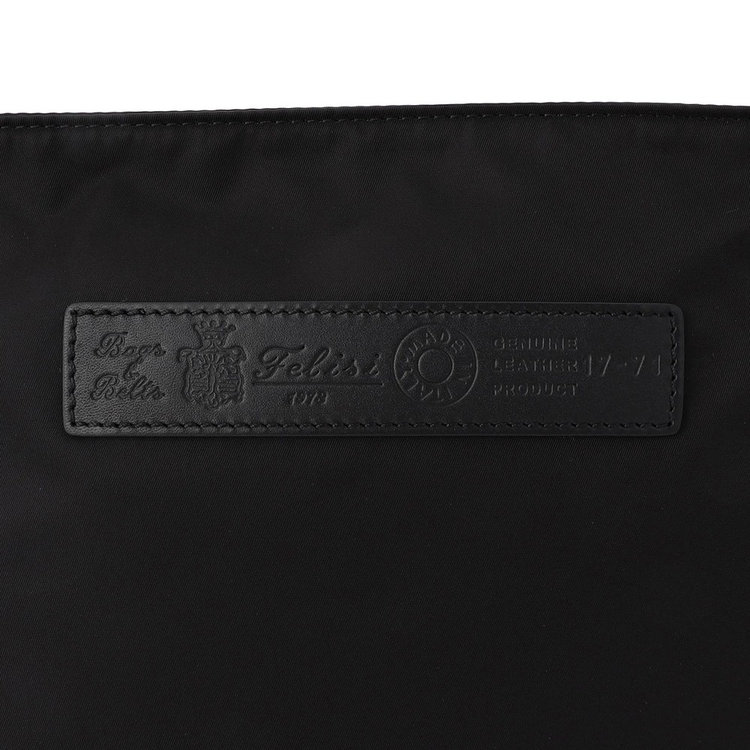 軽さと耐久性、上質さを実現するナイロン×レザーのコンビネーション