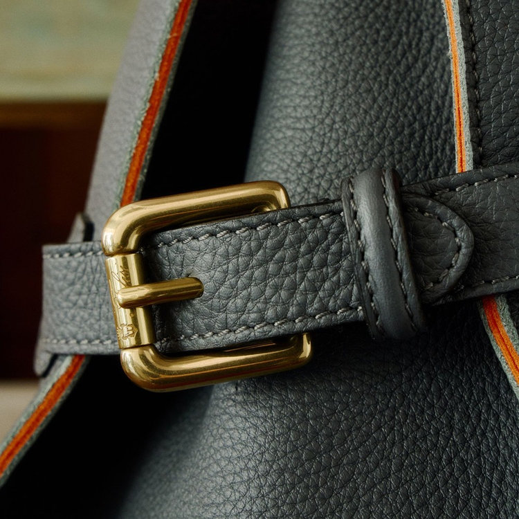 サイドには、ブランドの起源でもあるベルトを配置。