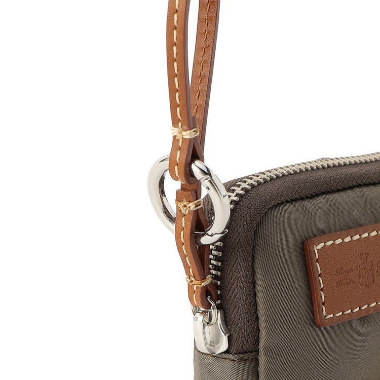 ストラップには丸型カラビナが付属。持ち手が太めのバッグやパンツのベルトループなどに取り付けやすい仕様です。