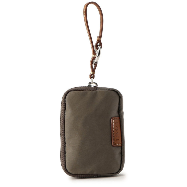 ストラップには丸型カラビナが付属。持ち手が太めのバッグやパンツのベルトループなどに取り付けやすい仕様です。