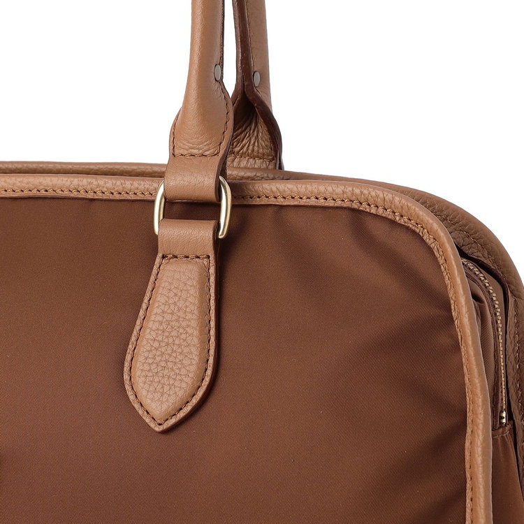 開口部のファスナーは横まで大きく開閉可能