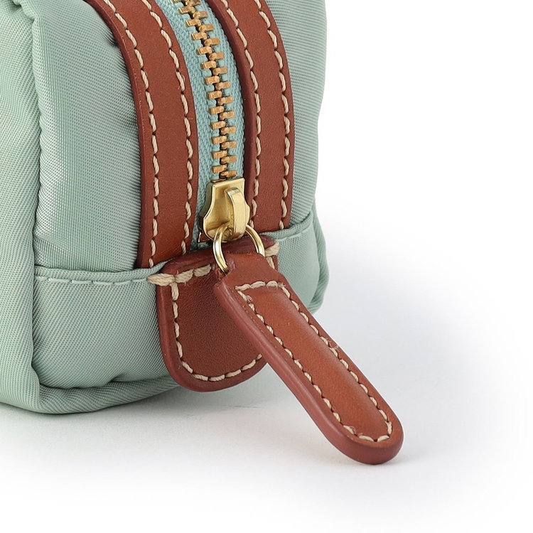 つまみやすいレザーの引き手。コバは切り目磨き仕上げです。