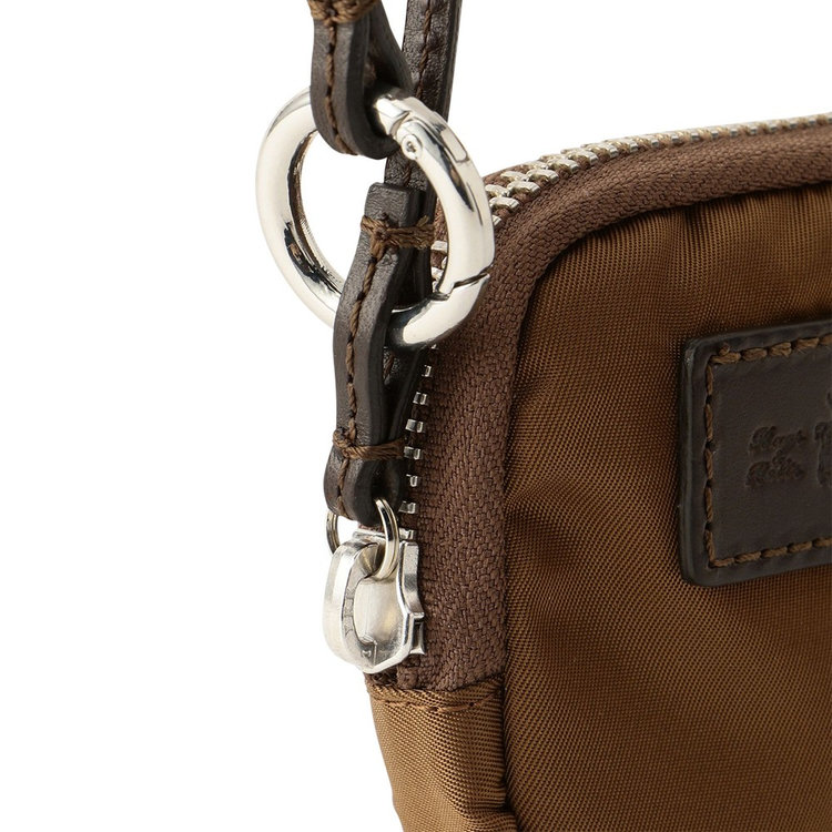 ストラップには丸型カラビナが付属。持ち手が太めのバッグやパンツのベルトループなどに取り付けやすい仕様です。