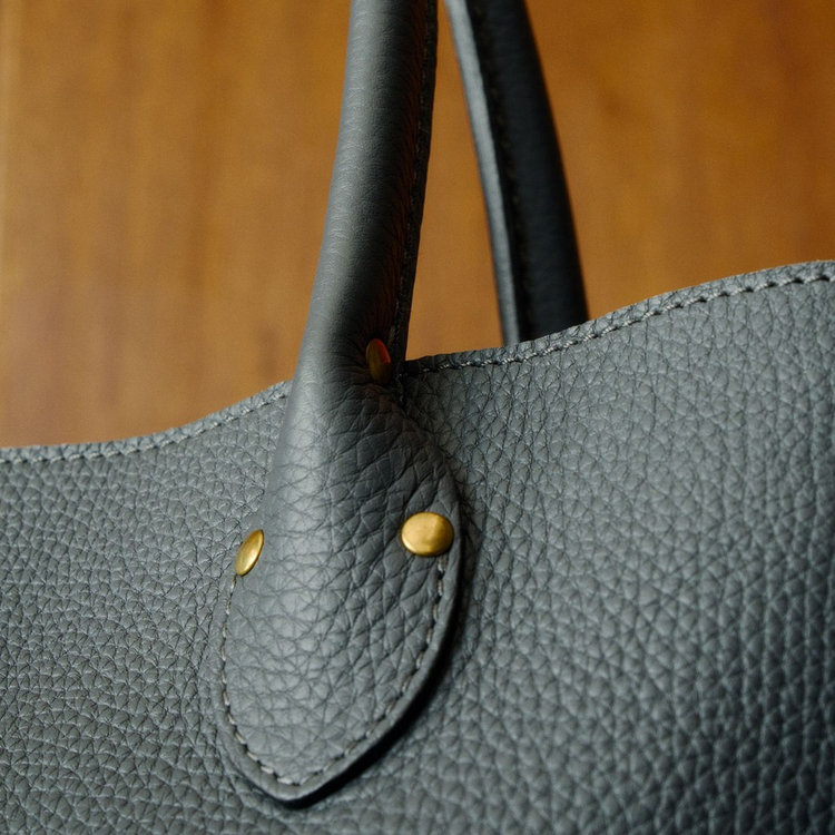 上質素材のしなやかさが生むドレープが、造形をニュアンス豊かに彩ります。