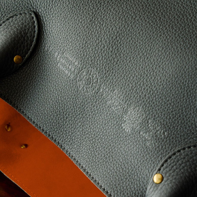 ナチュラルなシボ感と柔らかな風合い、そして軽さに優れたシュリンクレザー〈LD〉。