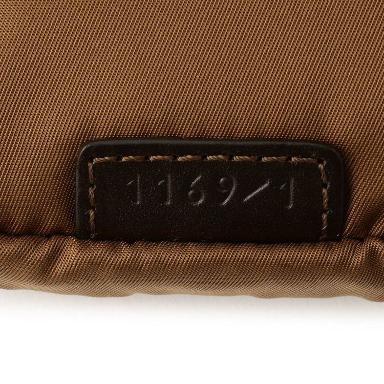 イタリア製ナイロン×レザーのFelisiアイコンデザイン