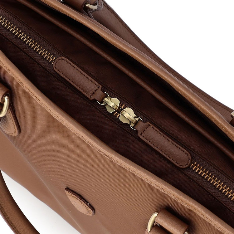 仕切り開口部はダブルファスナー仕様