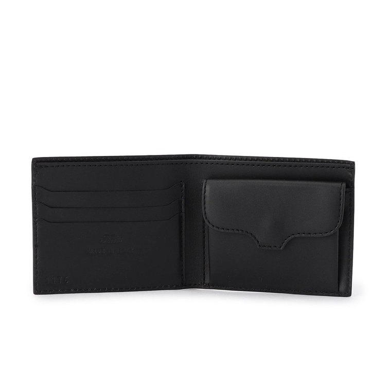 オールインワンタイプの機能性を備えています（フラップ付き小銭入れ、札入れ×1、カードポケット×3）。