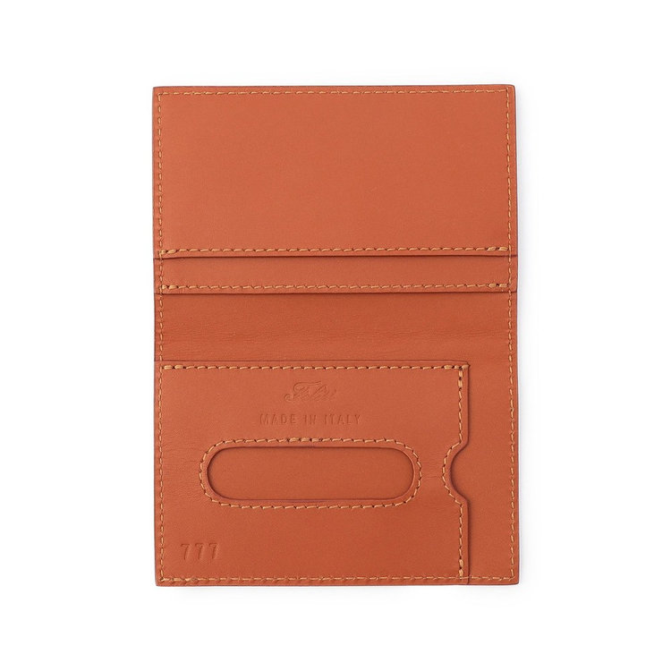 内側は本革で裏張り。見えない部分までも妥協がありません。