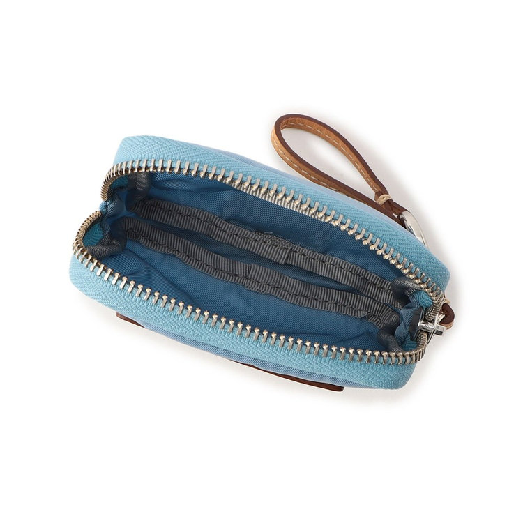 内装はシンプルな1室構造。ジップは面積を広めに取っており、大きく開閉しやすく視認性も良好