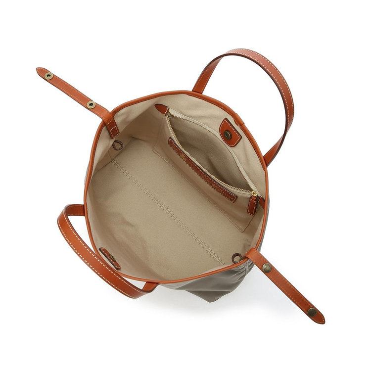 ファスナーポケットには頻繁に取り出すものを収納でき、間口のストラップで容量とデザインを変えられるので、様々なシーンで活躍します。