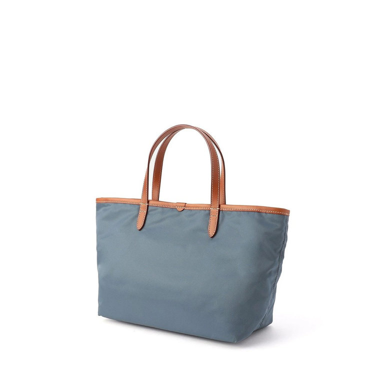 ファスナーポケットには頻繁に取り出すものを収納でき、間口のストラップで容量とデザインを変えられるので、様々なシーンで活躍します。