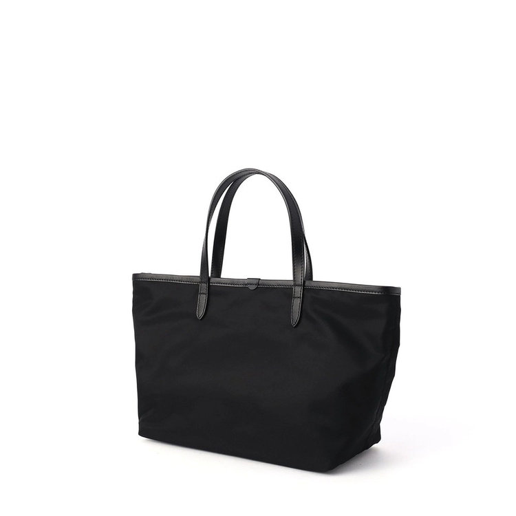 ファスナーポケットには頻繁に取り出すものを収納でき、間口のストラップで容量とデザインを変えられるので、様々なシーンで活躍します。