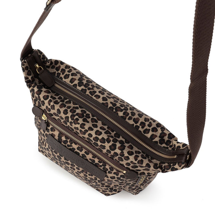 バッグ幅より広いファスナー幅のため出し入れが容易