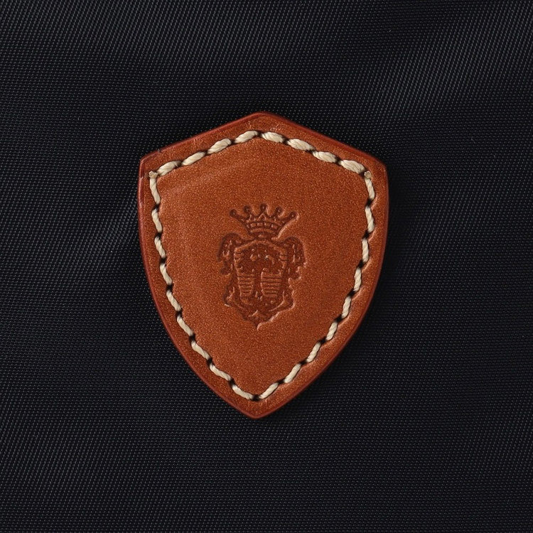 フェリージ家の紋章には、親から子へと受け継がれる、友情や正義、純粋さ、高貴さ、そして誠実さへの、願いが込められています。