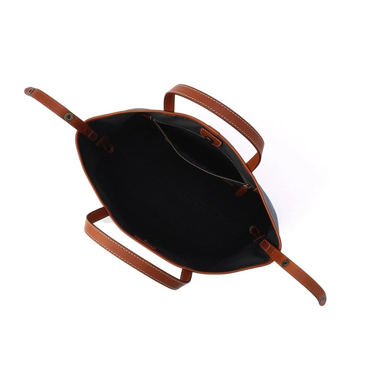 ファスナーポケットには頻繁に取り出すものを収納でき、間口のストラップで容量とデザインを変えられるので、様々なシーンで活躍します。