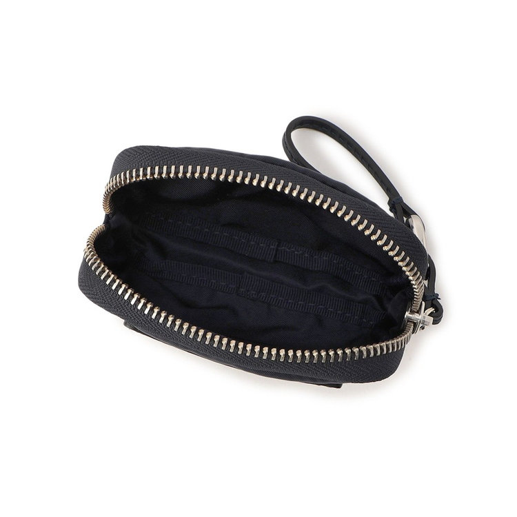 内装はシンプルな1室構造。ジップは面積を広めに取っており、大きく開閉しやすく視認性も良好