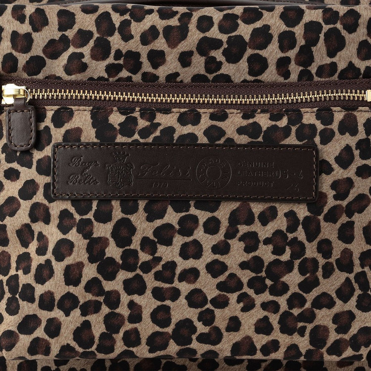 Felisiの代表的なデザインであるイタリアンレザーとナイロンのコンビネーション