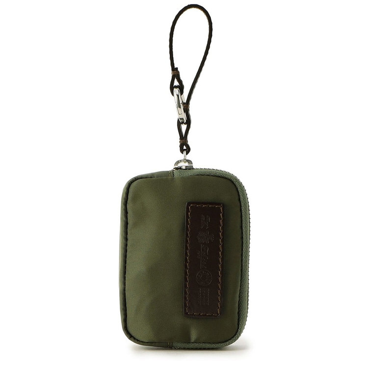 ストラップには丸型カラビナが付属。持ち手が太めのバッグやパンツのベルトループなどに取り付けやすい仕様です。