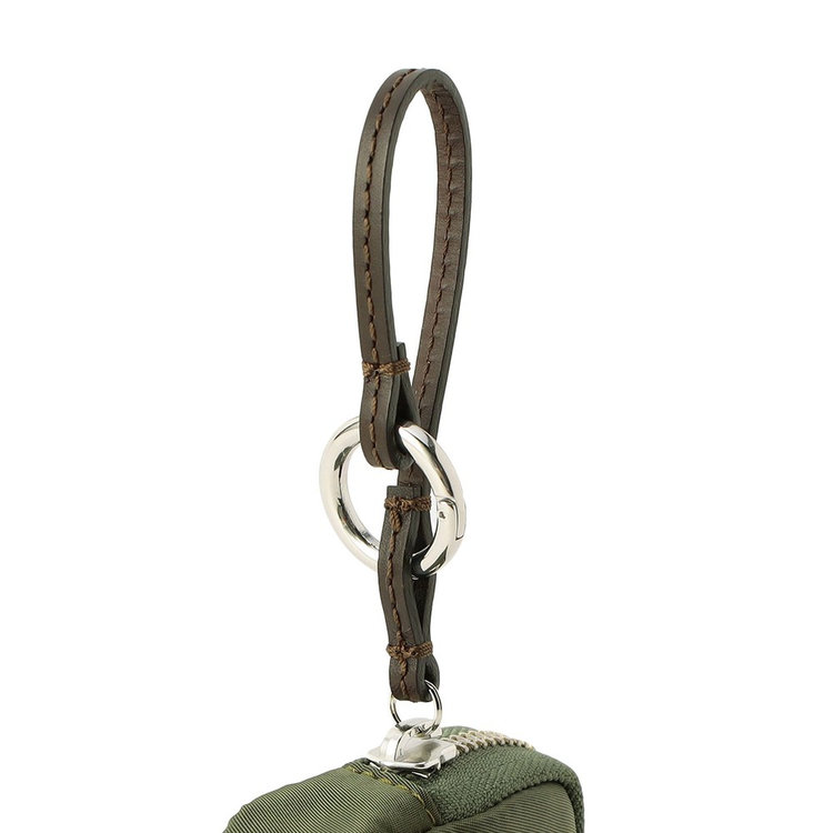 ストラップには丸型カラビナが付属。持ち手が太めのバッグやパンツのベルトループなどに取り付けやすい仕様です。