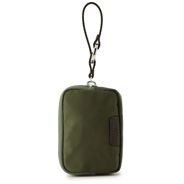 ストラップには丸型カラビナが付属。持ち手が太めのバッグやパンツのベルトループなどに取り付けやすい仕様です。