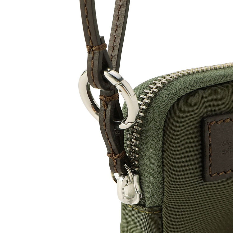 ストラップには丸型カラビナが付属。持ち手が太めのバッグやパンツのベルトループなどに取り付けやすい仕様です。