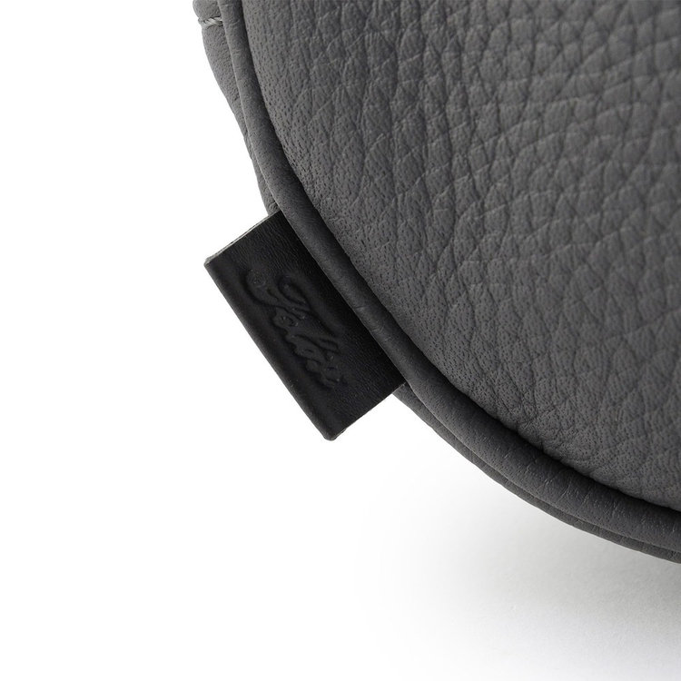 小さなレザータグを配し、デザインをよりミニマルに昇華