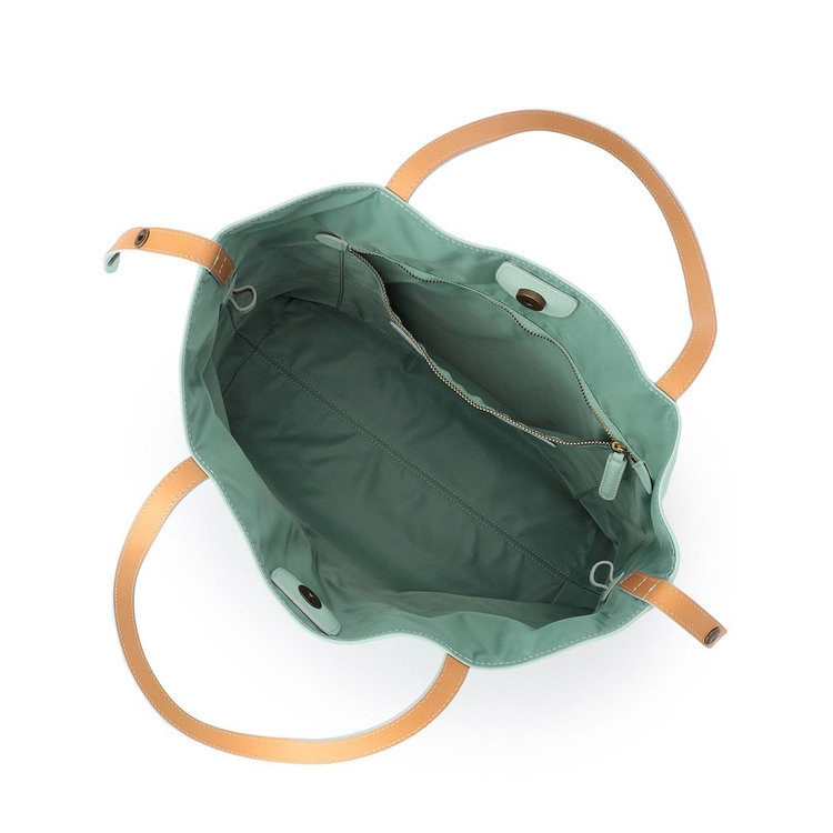 メイン室は開閉しやすいマグネットボタン式。また、シンプルで使いやすい1室タイプです。