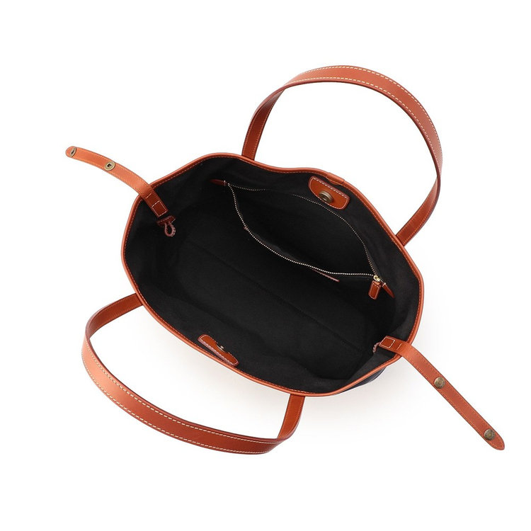 メイン室は開閉しやすいマグネットボタン式。また、シンプルで使いやすい1室タイプです。