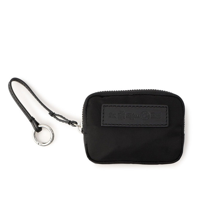 ストラップには丸型カラビナが付属。持ち手が太めのバッグやパンツのベルトループなどに取り付けやすい仕様です。