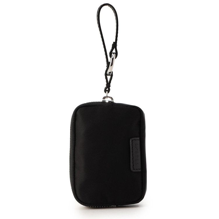 ストラップには丸型カラビナが付属。持ち手が太めのバッグやパンツのベルトループなどに取り付けやすい仕様です。