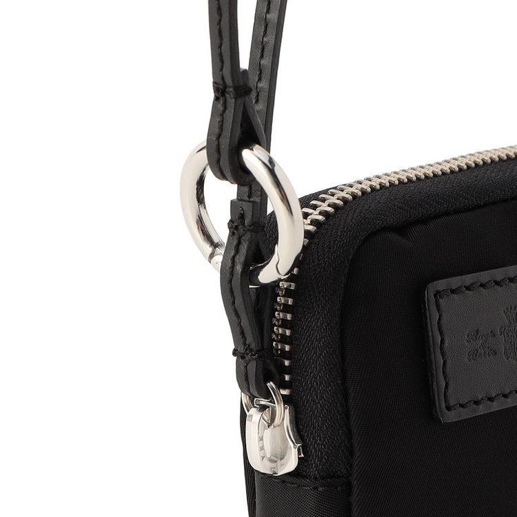 ストラップには丸型カラビナが付属。持ち手が太めのバッグやパンツのベルトループなどに取り付けやすい仕様です。