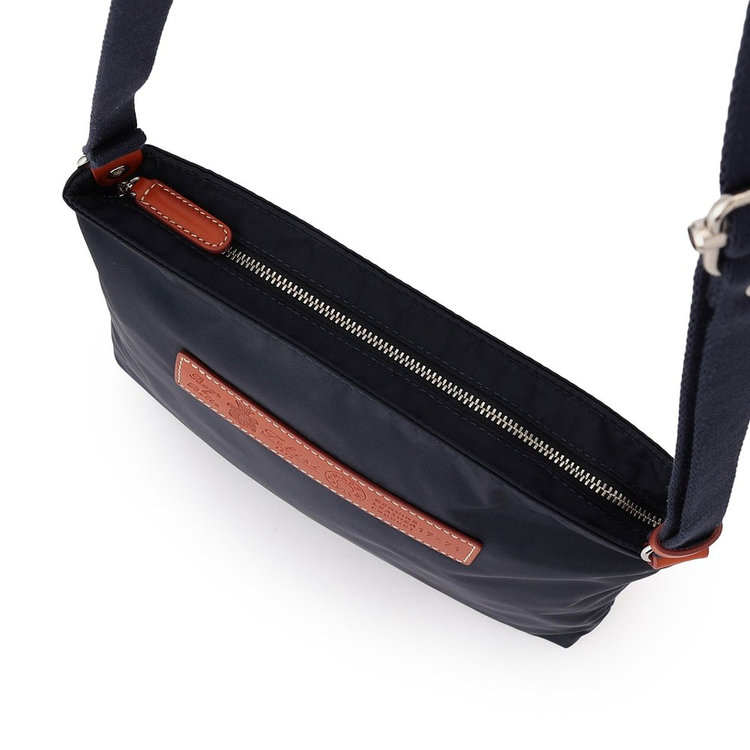 メインコンパートメントはジップ仕様